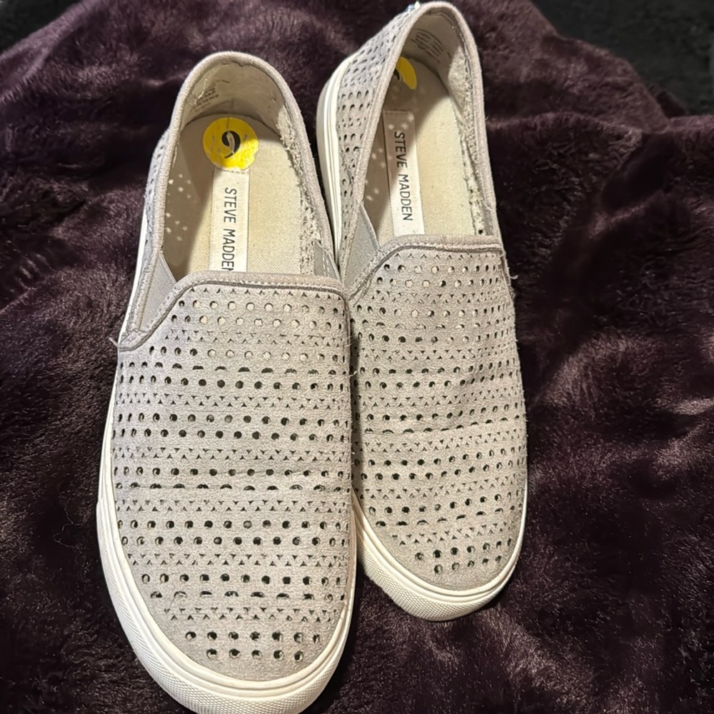 Steve Madden Odonna Women's Slip on Shoes, Light Grey Size 9.  Slightly worn
